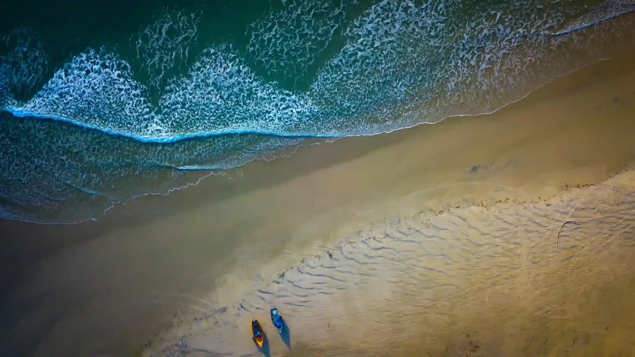 Praia da Pinheira, em Santa Catarina: imagem aérea da praia com água e areia