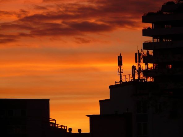 Tecnologia 5G exige antenas menores, porém em maior quantidade no topo de prédio