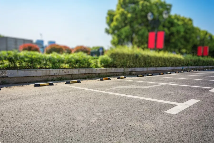 Área comum do condomínio: estacionamento para condôminos