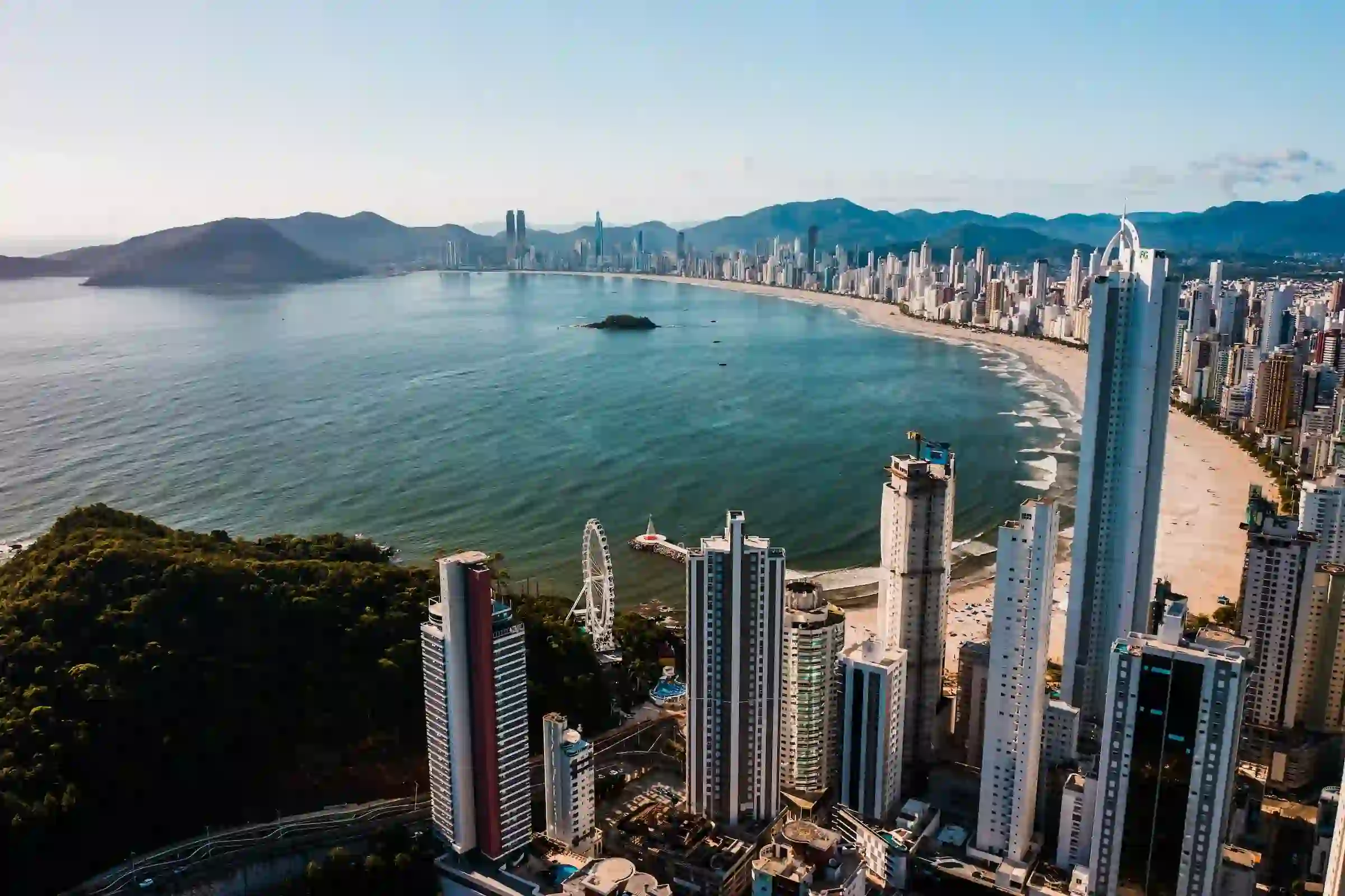 Balneário Camboriú: visão aérea do litoral da cidade, com prédios, montanhas e praias