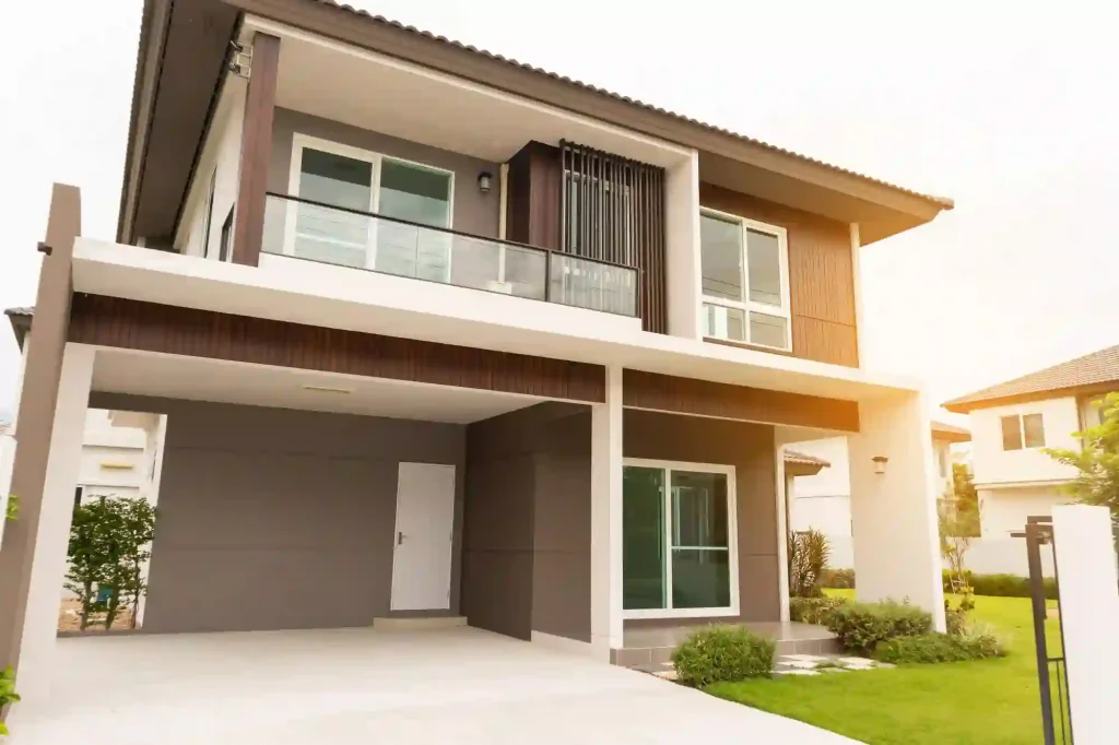 Casa ou apartamento: imagem de fachada de casa marrom com dois andares e quintal.