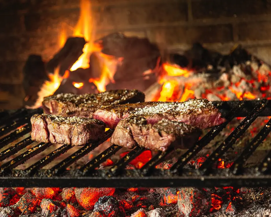 Churrascaria em Porto Alegre: imagem de carne sendo feita em churrasco com carvão
