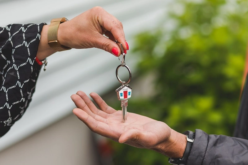 Como comprar um imóvel: 7 formas de garantir a casa própria: pessoa entregando chave na mão de outra
