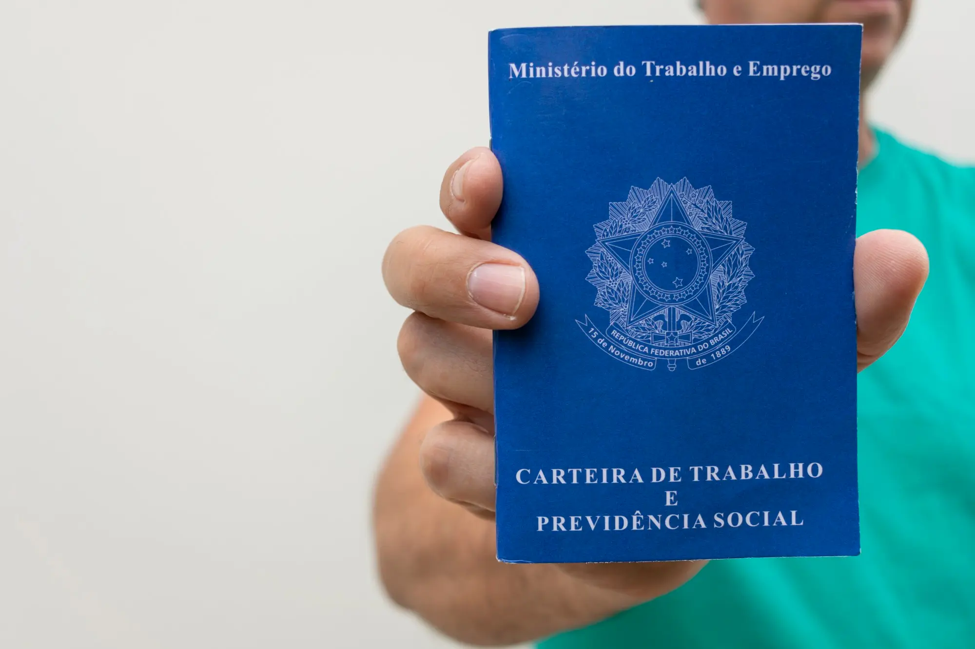 Como consultar FGTS e dicas para uso na compra de imóvel: pessoa mostrando a carteira de trabalho