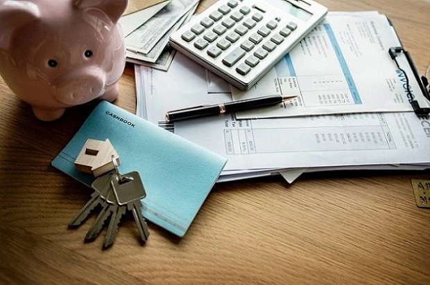 Complexo de condomínio: imagem com contas, calculadora, chaves, caneta e cofre de porquinho.