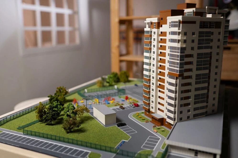 Maquete de complexo de condomínio, com prédio, parque, ruas, estacionamento e árvores