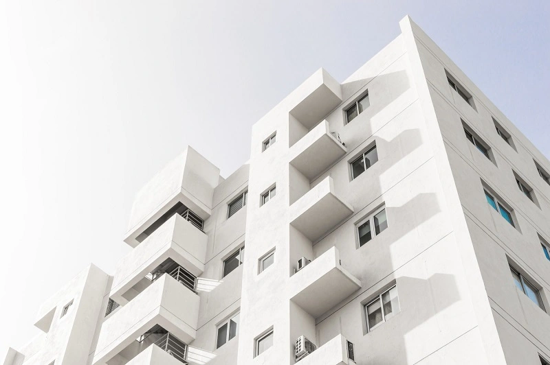 Complexo de condomínio: imagem de um prédio branco