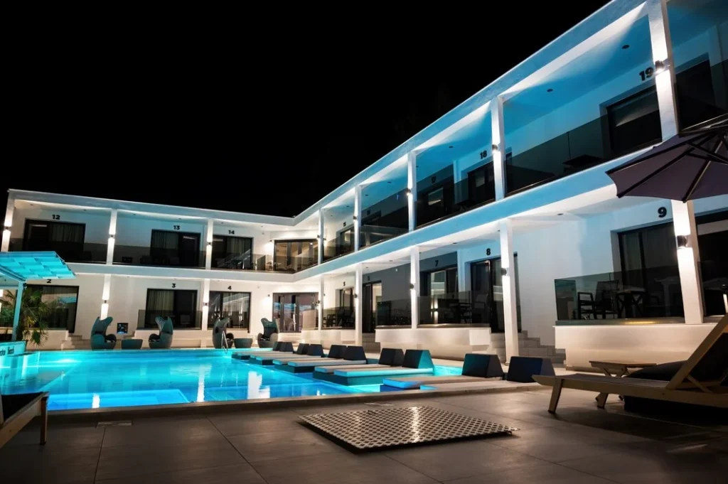 Condomínio de Luxo: imagem noturna de um condomínio luxuoso com piscina e deck