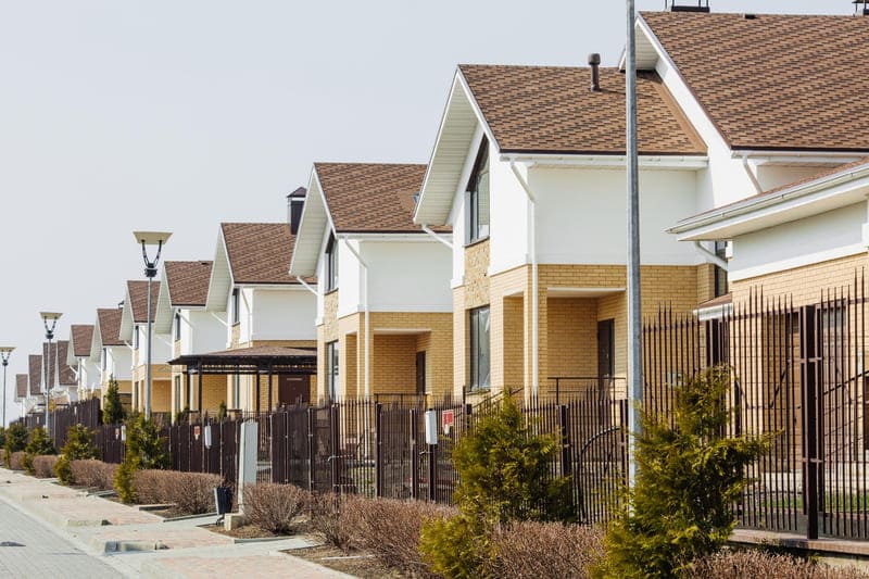 Exemplos de casas geminadas em condomínio residencial horizontal.