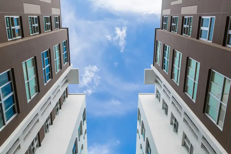 Foto de condomínio residencial visto de baixo pra cima