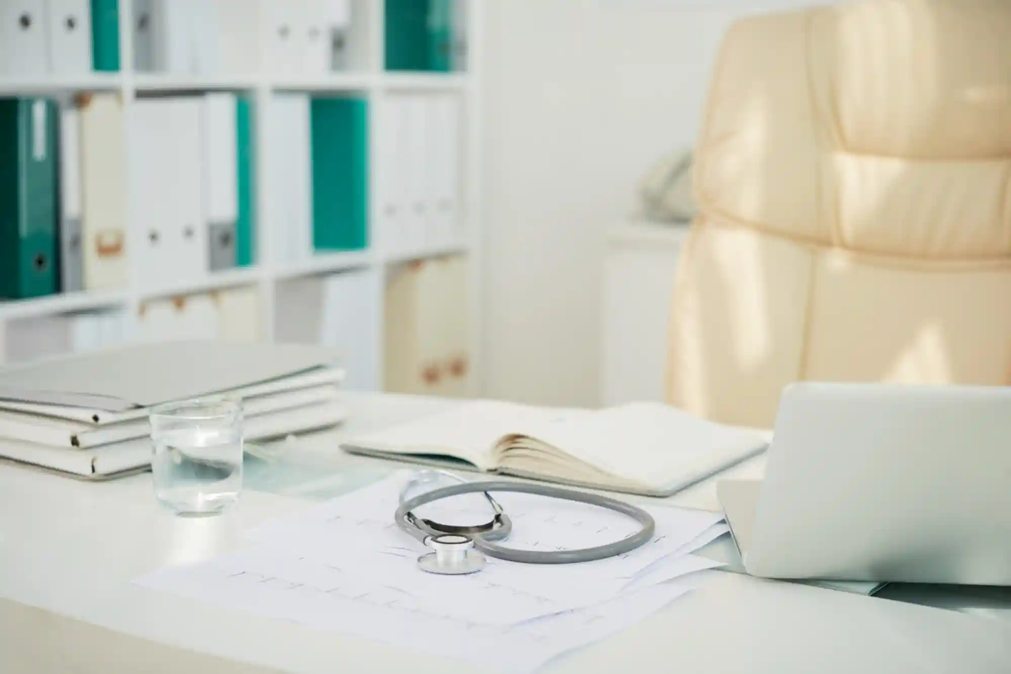 5 tipos de consultório para investir: imagem de consultório médico com cadeira, estetoscópio, mesa e armário