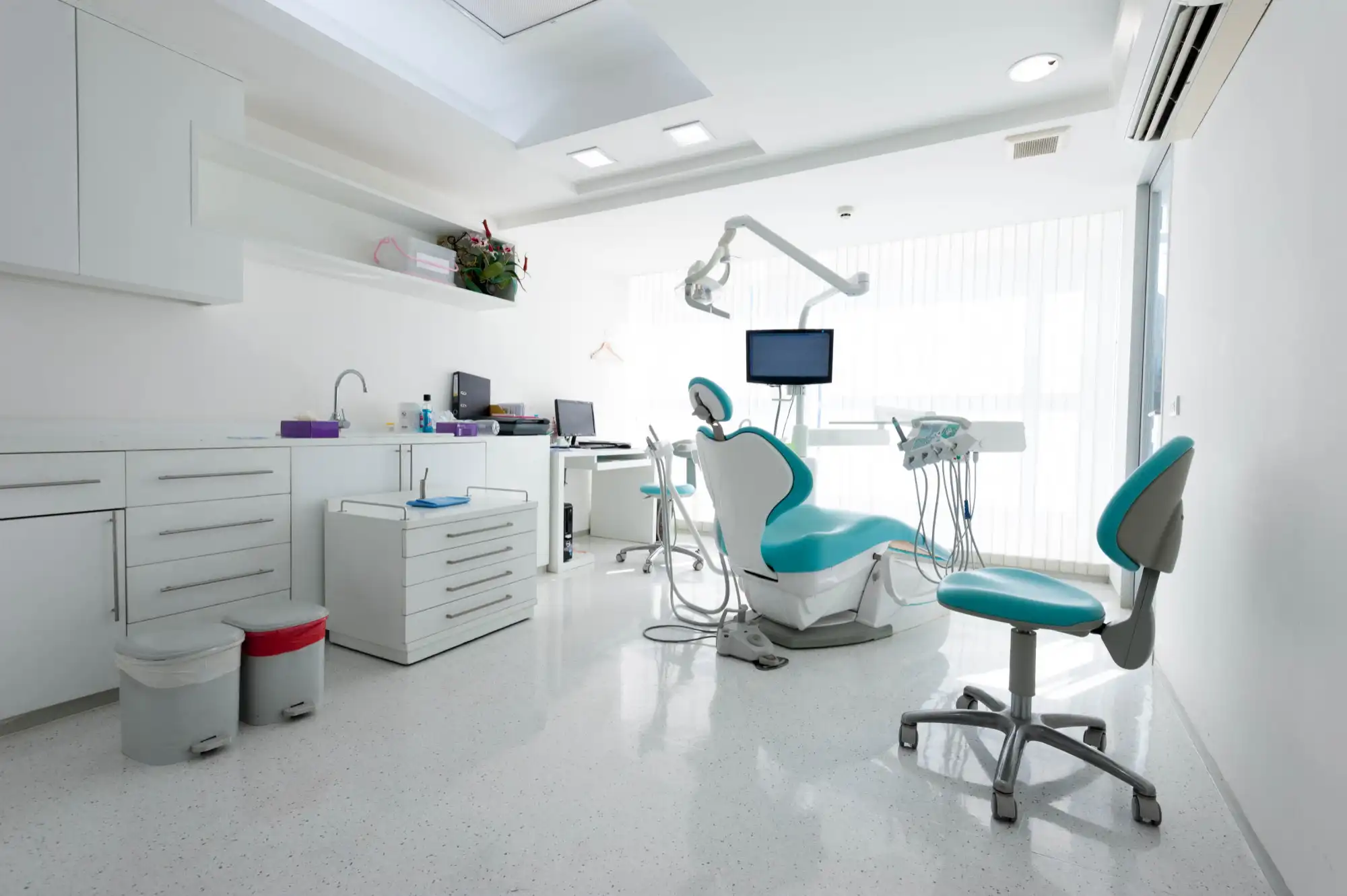 5 tipos de consultório para investir: imagem de consultório odontológico com cadeiras, equipamentos, armários, lixeiras e mais