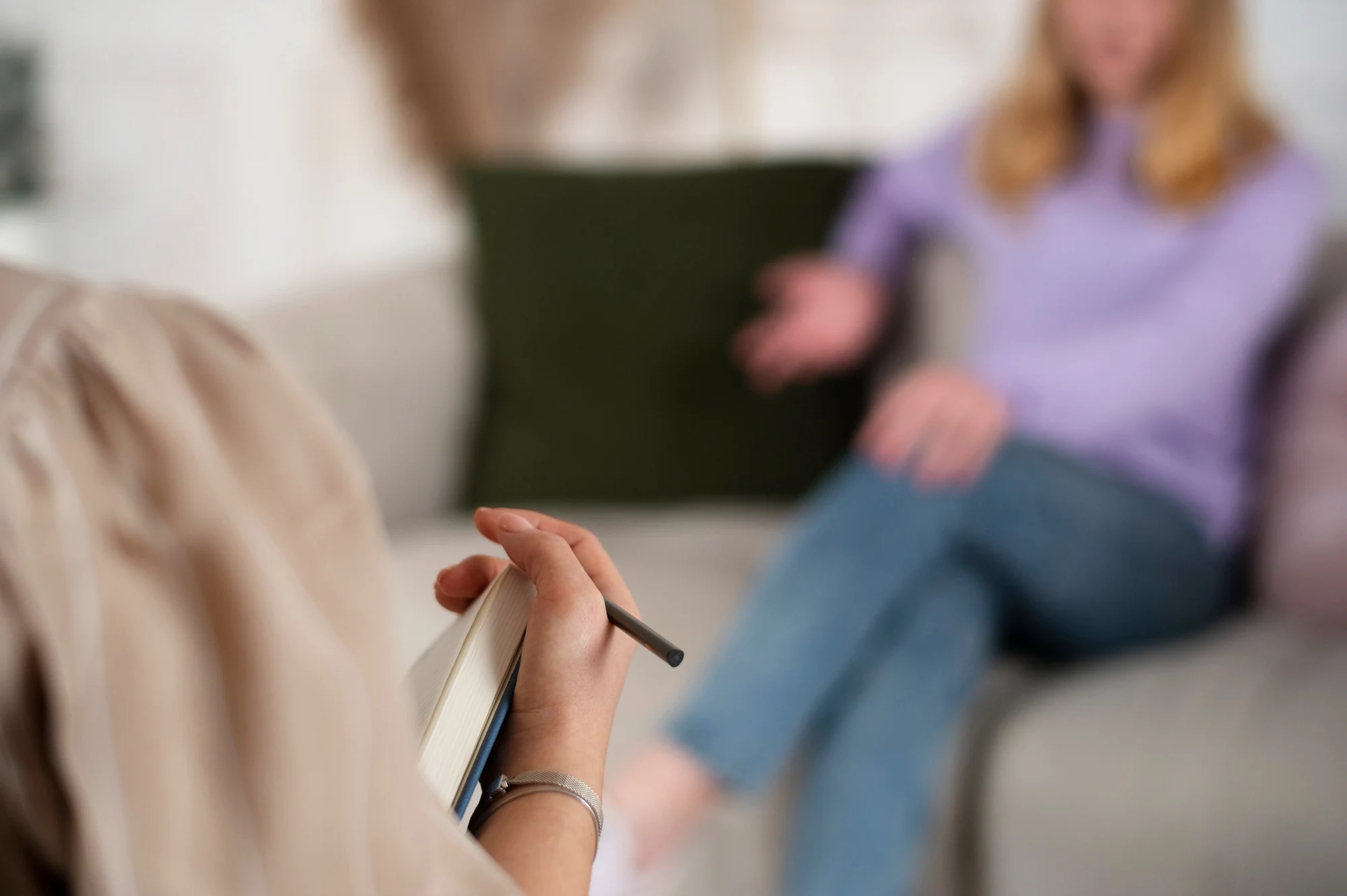 5 tipos de consultório para investir: duas pessoas conversando em um consultório de psicologia, em um sofá