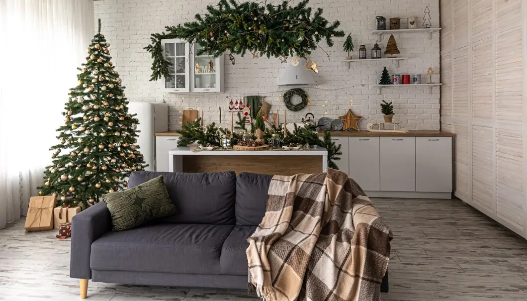 Decoração de Natal em casa: sala arrumada com árvore de natal