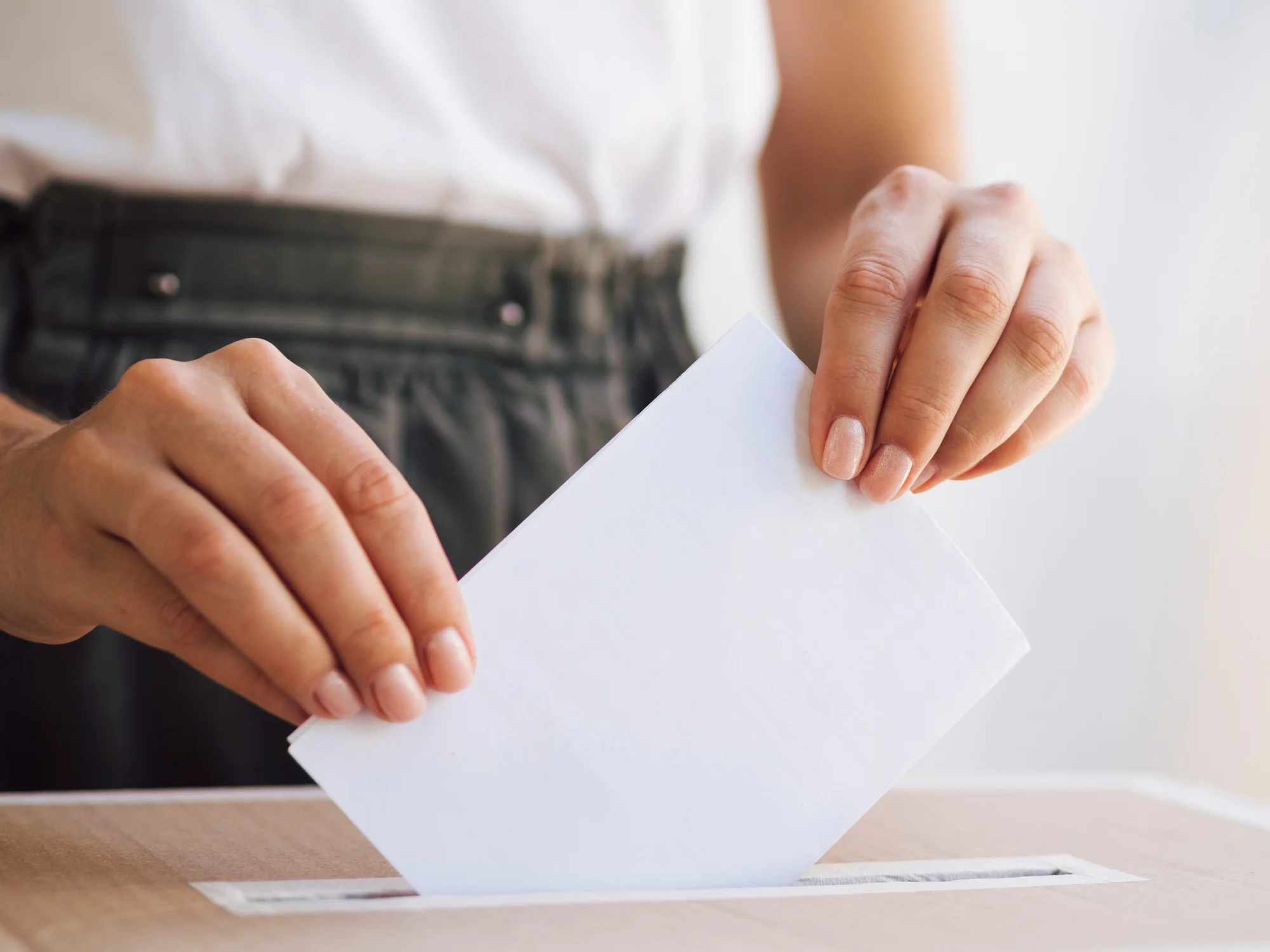 Primeira eleição de síndico em condomínio: pessoa guardando papel com seu voto