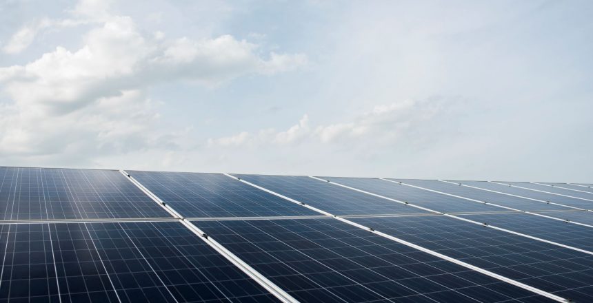 Práticas sustentáveis: energia solar é uma das ações que a Auxiliadora Predial implementa em uma de suas lojas