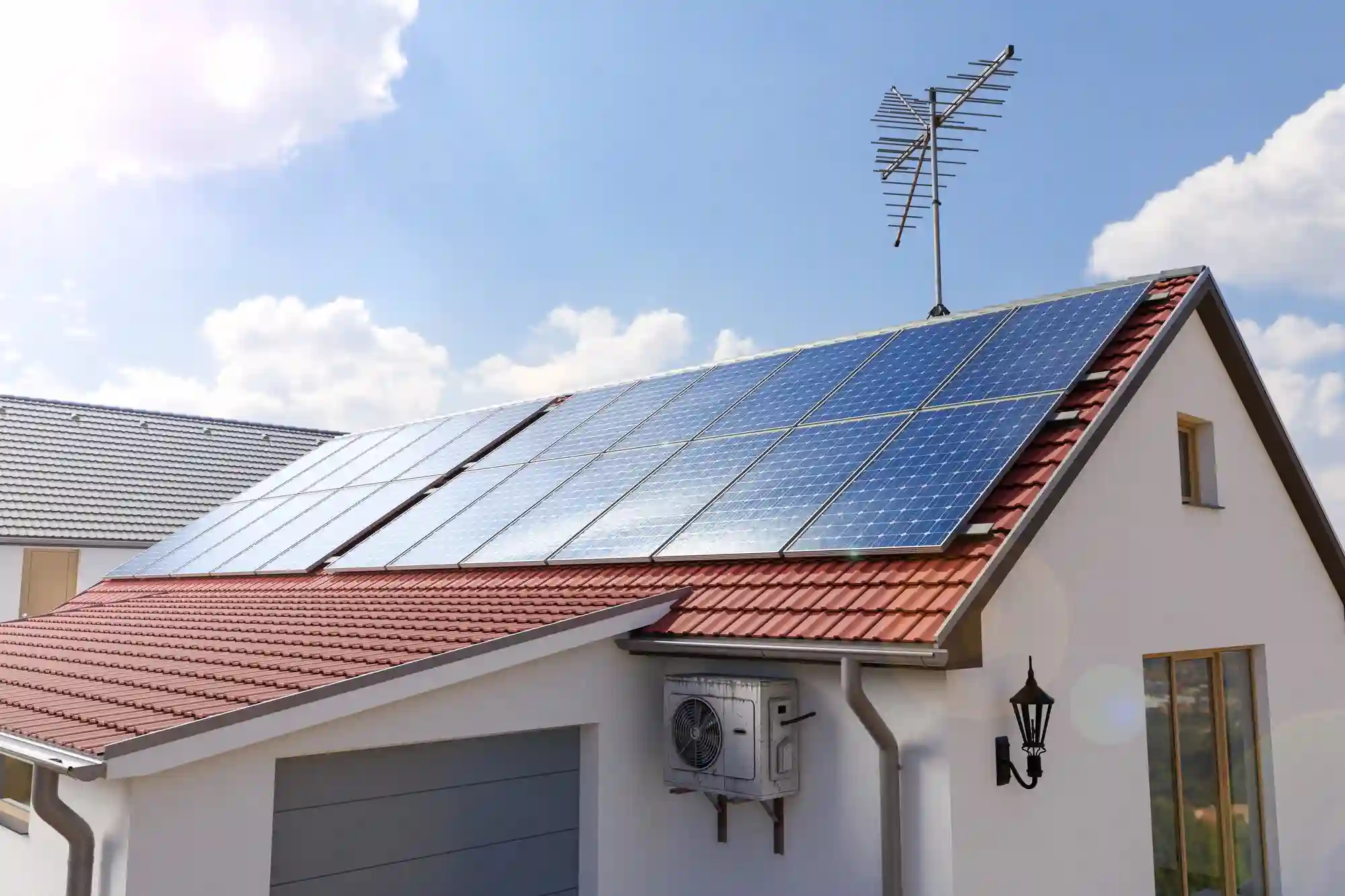 Energia solar em condomínio: painéis solares em cima de telhado de casa