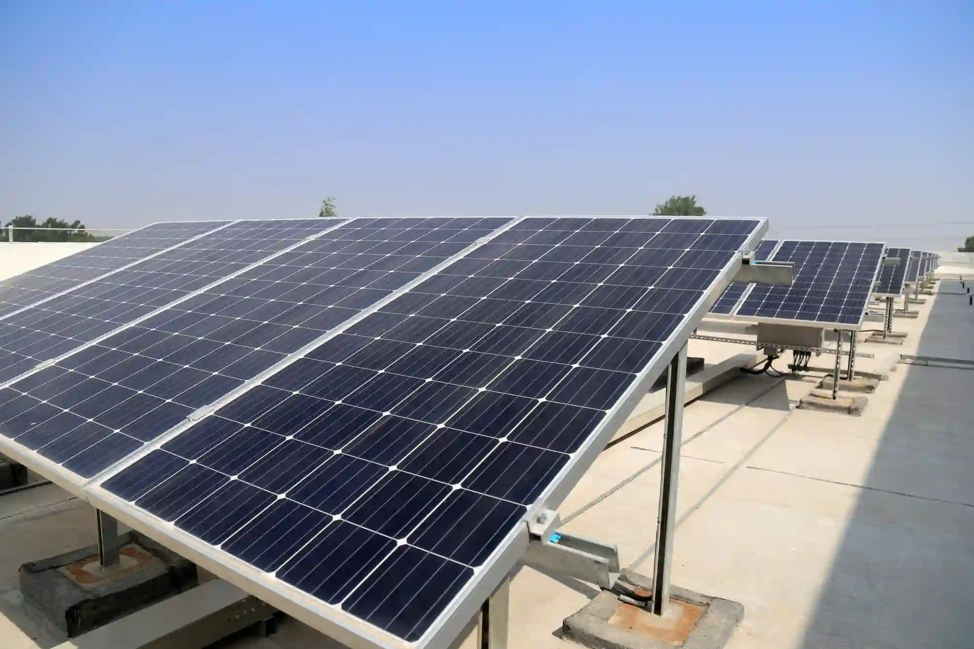 Energia solar em condomínio: painéis solares em cima de cobertura de condomínio.