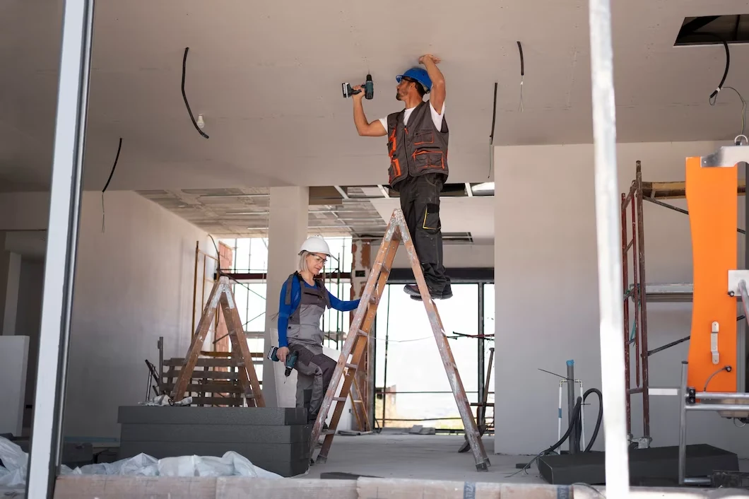 Gastos do condomínio: funcionários fazendo a manutenção das estruturas de prédio
