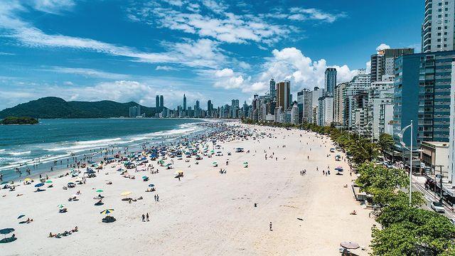 Guia de Bairros de Balneário Camboriú: Vista da Praia Central após conclusão do processo de alargamento da faixa de areia (Foto: Hildo Júnior)
