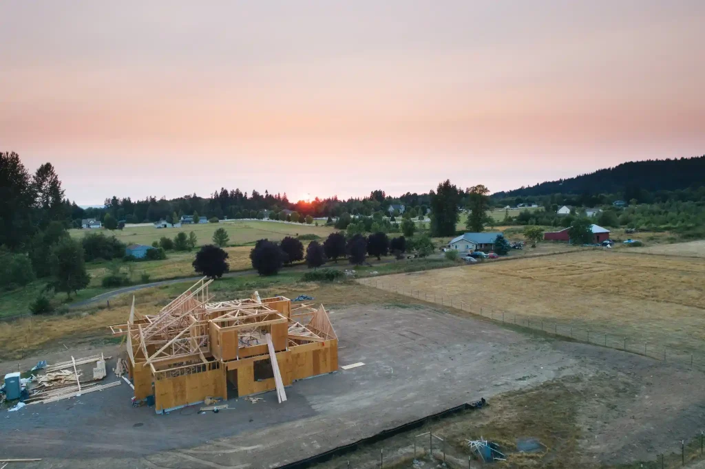Guia do imóvel na planta: vista aérea do imóvel de madeira sendo construído