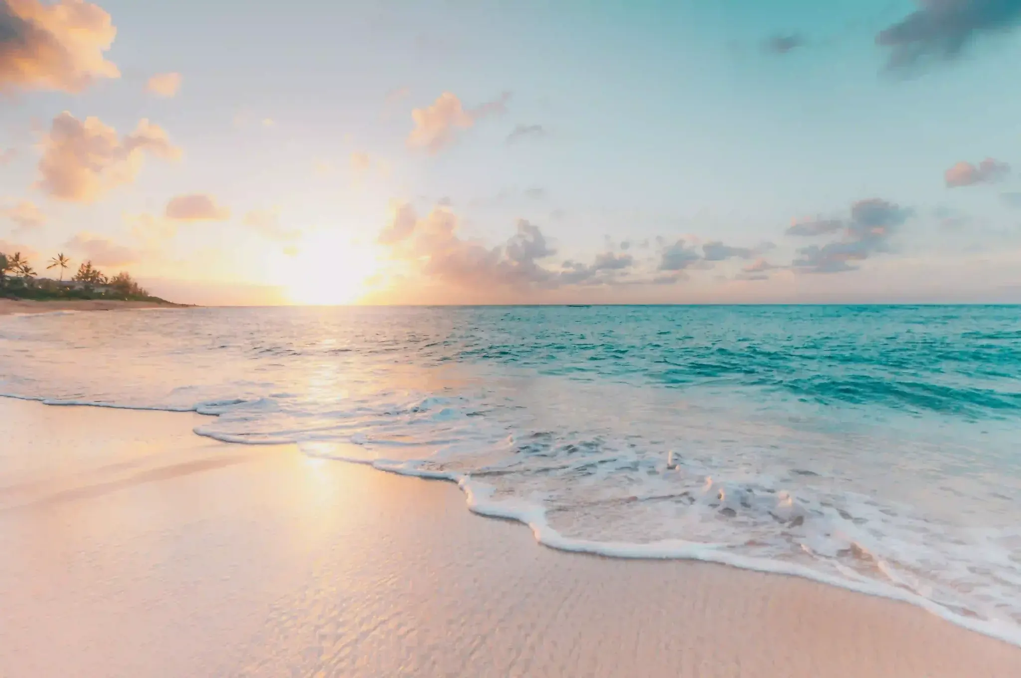 Itapema: imagem de praia com água azul, areia e sol
