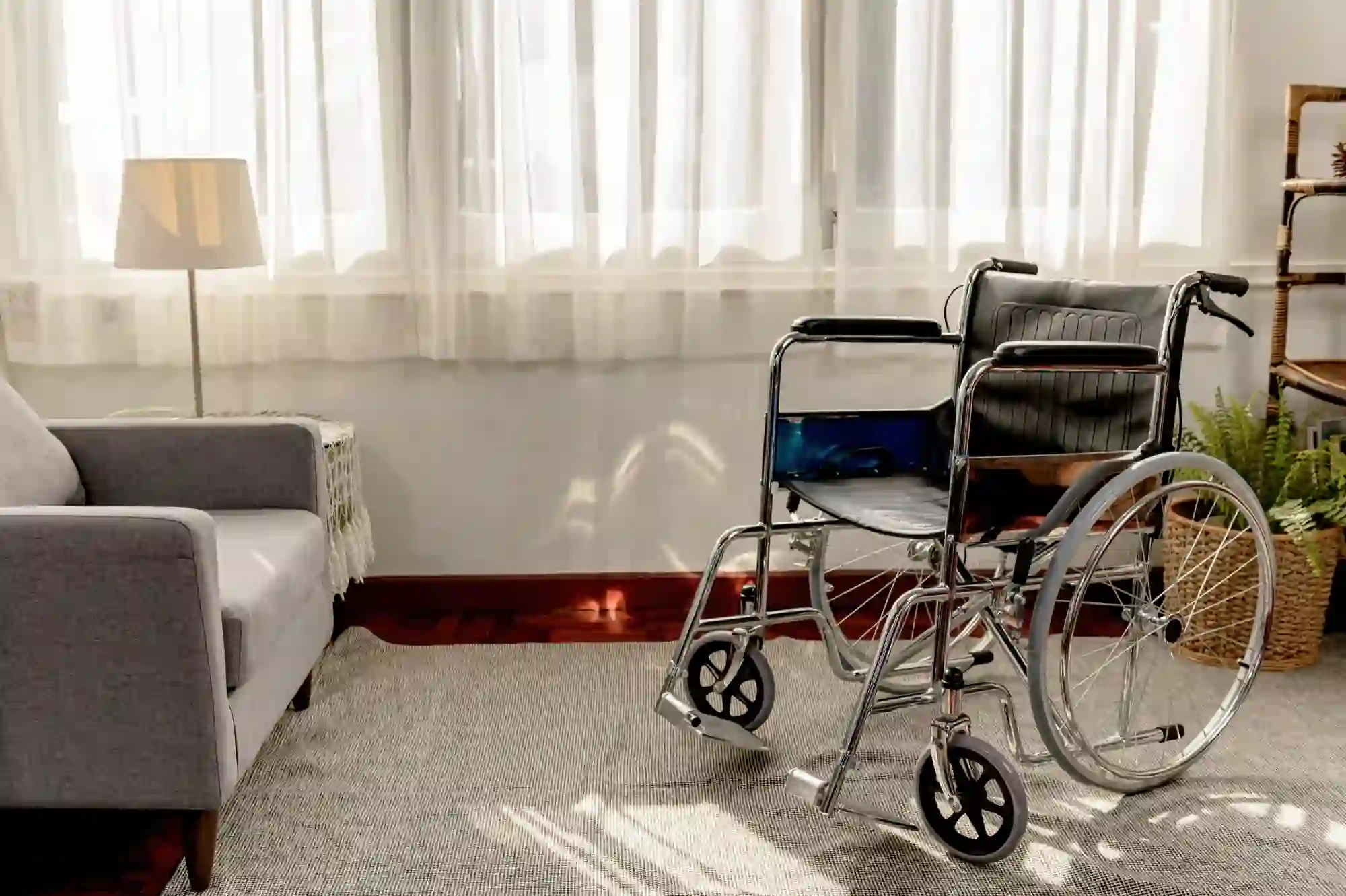 Lei da acessibilidade: cadeira de rodas vazia na sala de uma casa