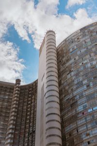 Por falta de manutenção, edifício Copan, em São Paulo, acumulou uma série de problemas estruturais ligados à sua fachada