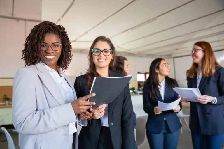 Mercado imobiliário: mulheres corretoras de imóveis sorrindo para a foto