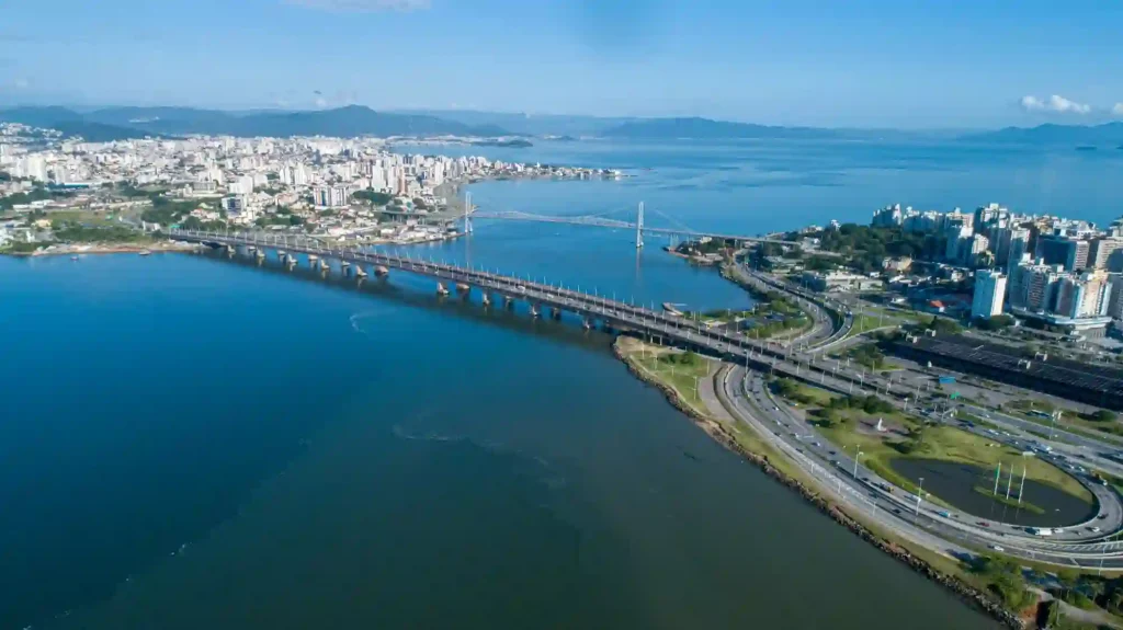 Morar em Florianópolis: imagem aérea de uma das pontes da cidade 