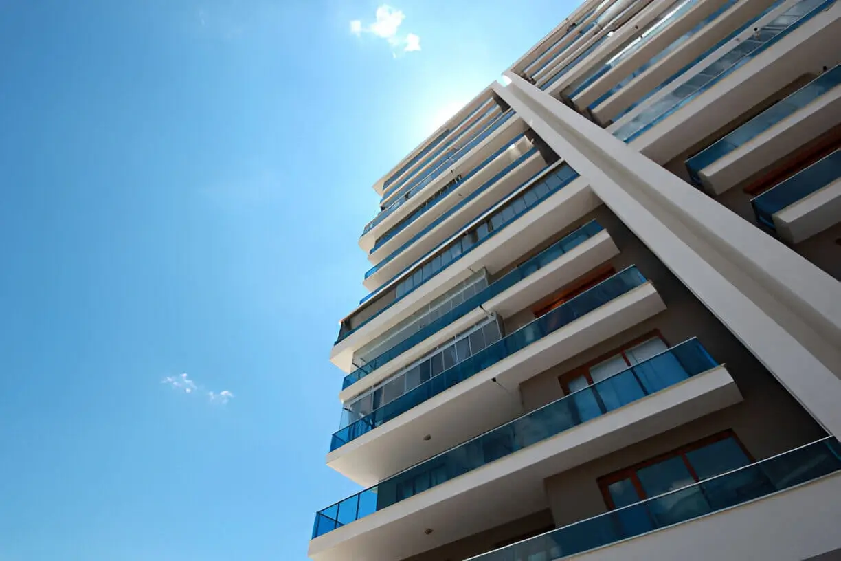 Prédio comercial moderno para ilustrar gestão condominial