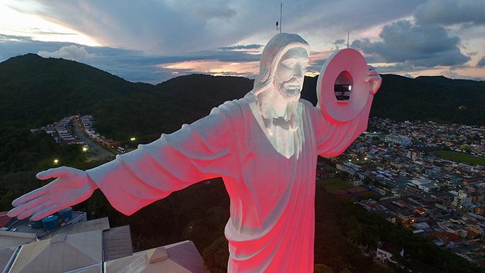 O que fazer em Balneário Camboriú: Cristo Luz iluminado em vermelho, cor típica das sextas-feiras, cujo significado é paz e amor (Foto: Cristo Luz)