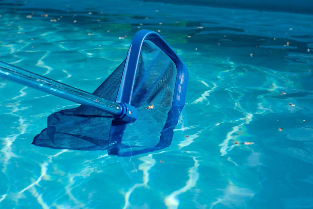Piscina do condomínio: síndicos devem cumprir uma série de ações durante a manutenção