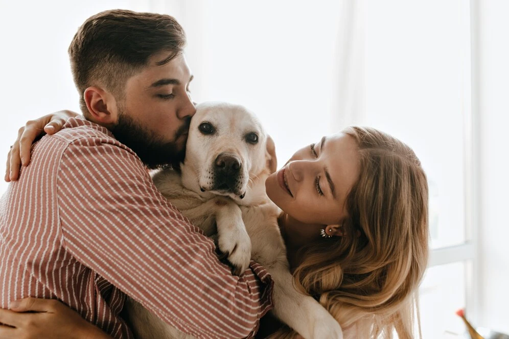 Plano de Saúde pet: casal abraçando cachorro
