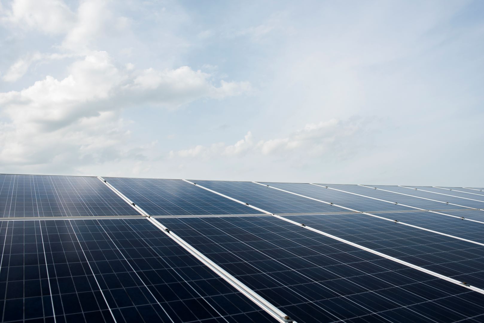 Práticas sustentáveis: energia solar é uma das ações que a Auxiliadora Predial implementa em uma de suas lojas