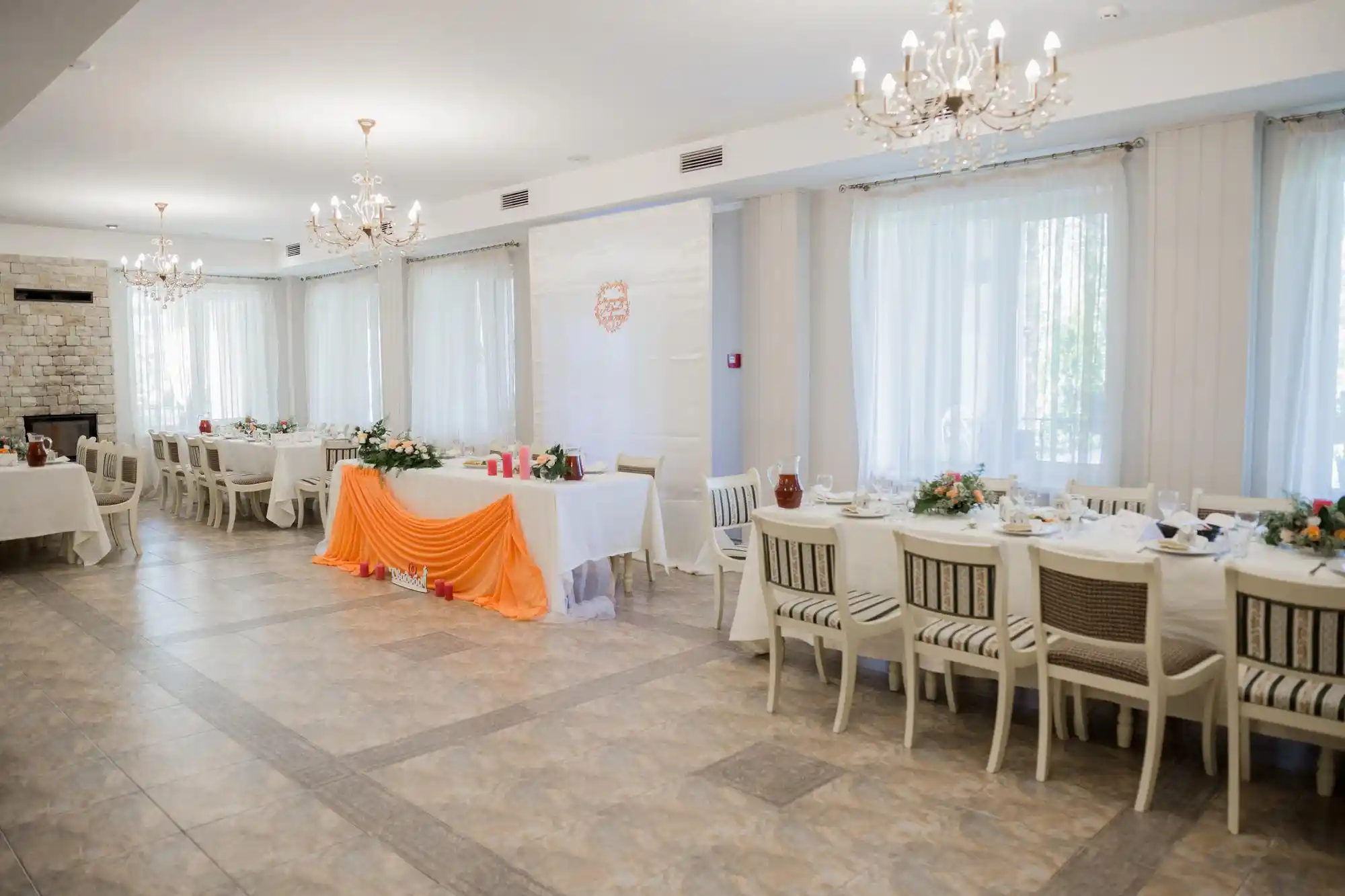 Regras de Salão de Festa em Condomínio: salão de festa com iluminação e mesas para convidados.