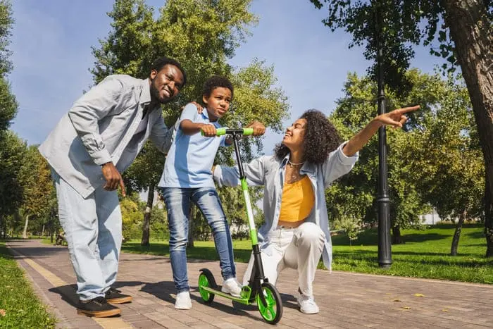 Santo Antônio: família se divertindo em um parque enquanto filho anda de patinete