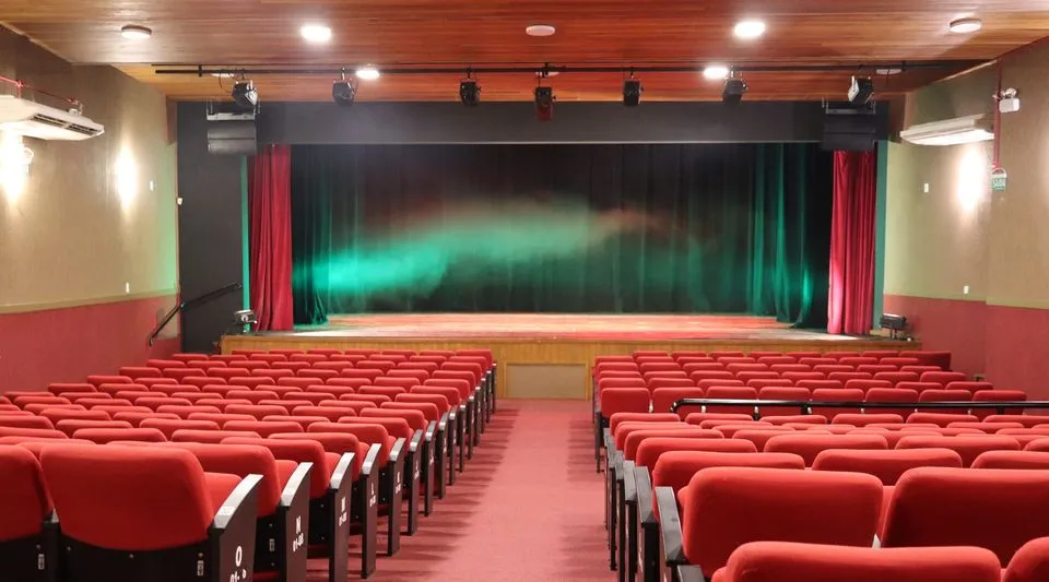 Aniversário de São Leopoldo: imagem do Teatro Municipal, com cadeiras vermelhas e palco.