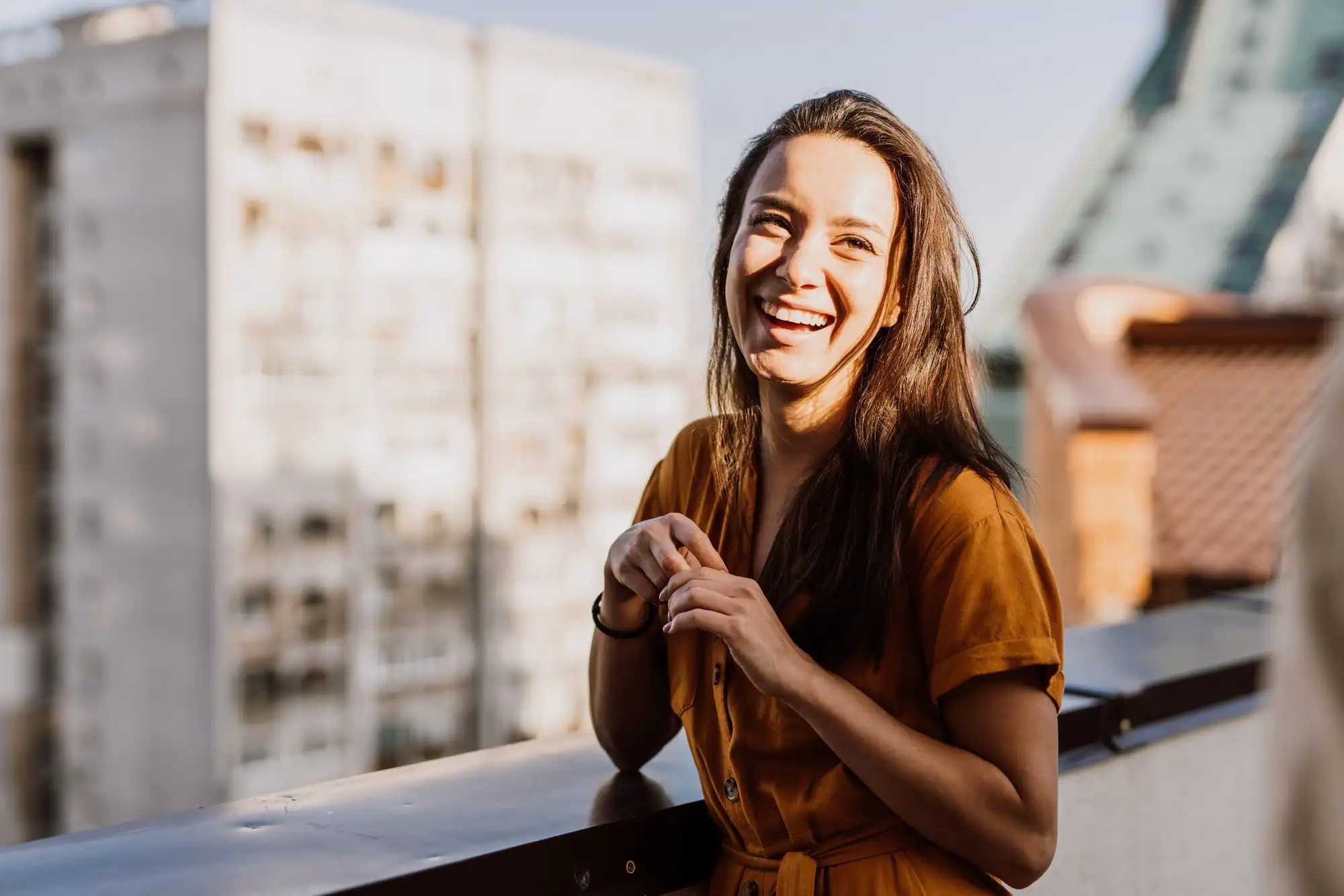 Aniversário de São Leopoldo: imagem de mulher sorrindo com prédios ao fundo