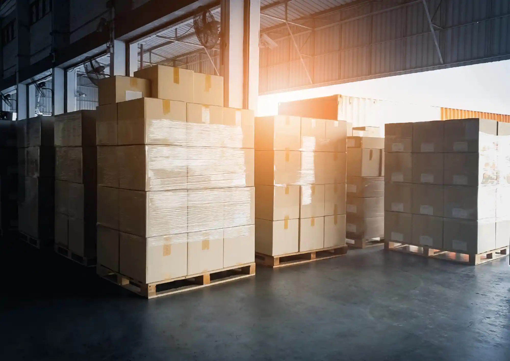 5 tipos de imóveis comerciais para escolher: Imagem de depósito comercial com pilhas de caixas.