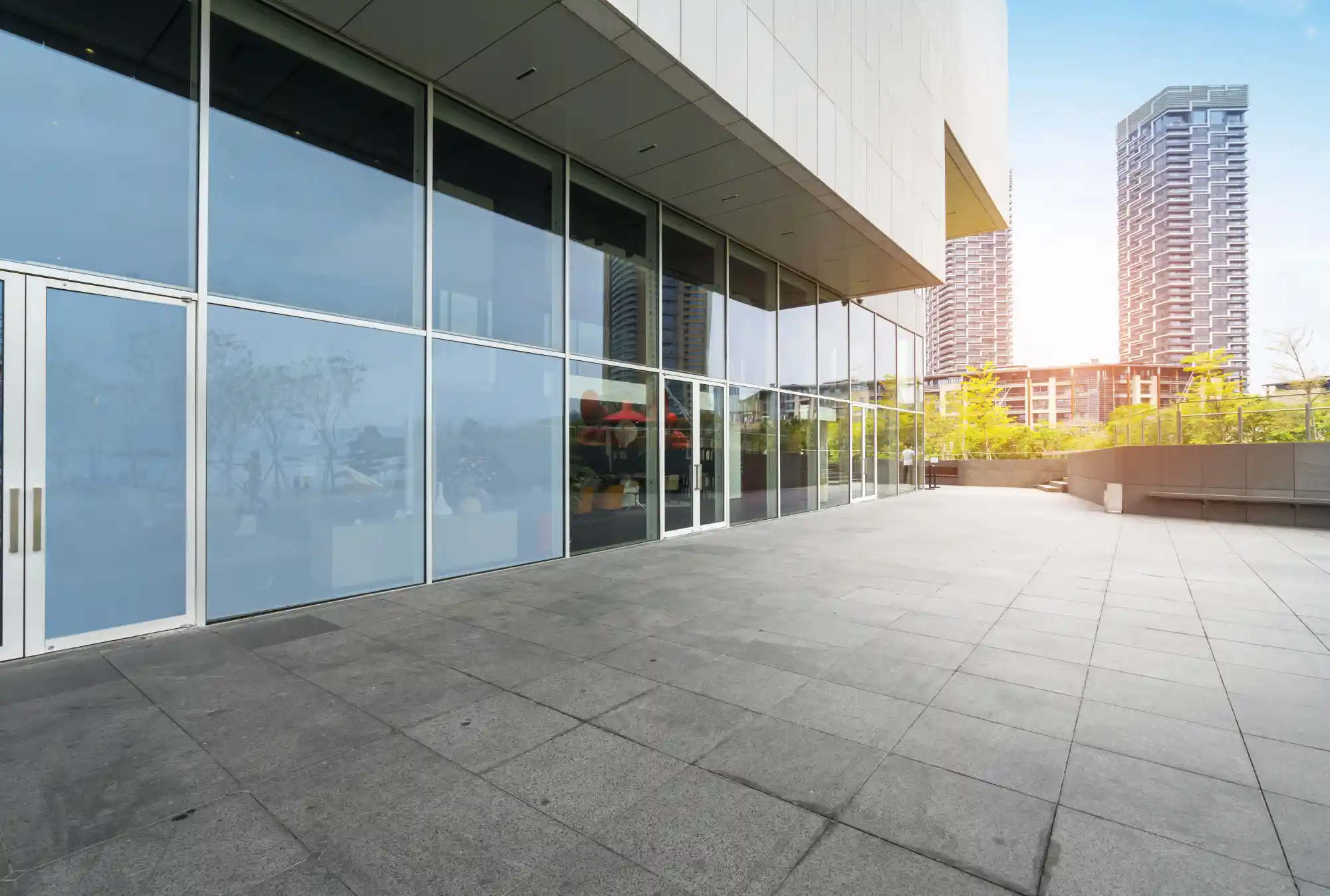 5 tipos de imóveis comerciais para escolher: imagem de fachada de prédio comercial, majoritariamente de vidro.