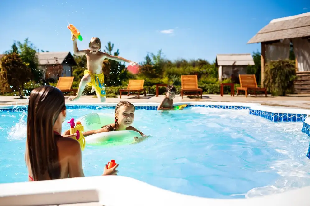 Tipos de piscina em condomínio: crianças se divertindo em piscina infantil