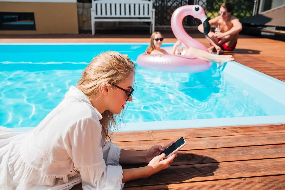 Tipos de piscina em condomínio: adultos curtindo a piscina