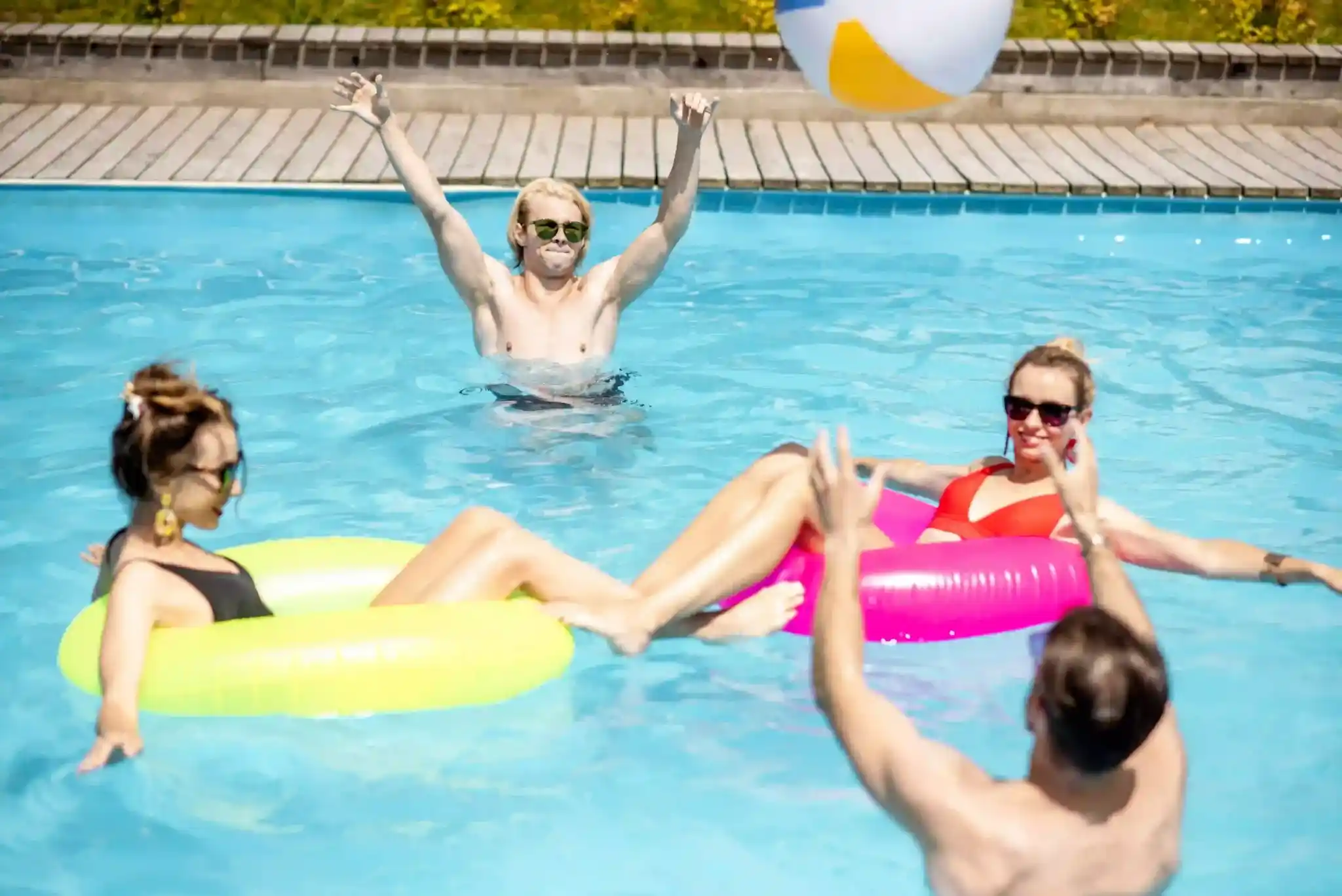 Lugares para curtir o verão em São Paulo: adultos se divertindo na piscina