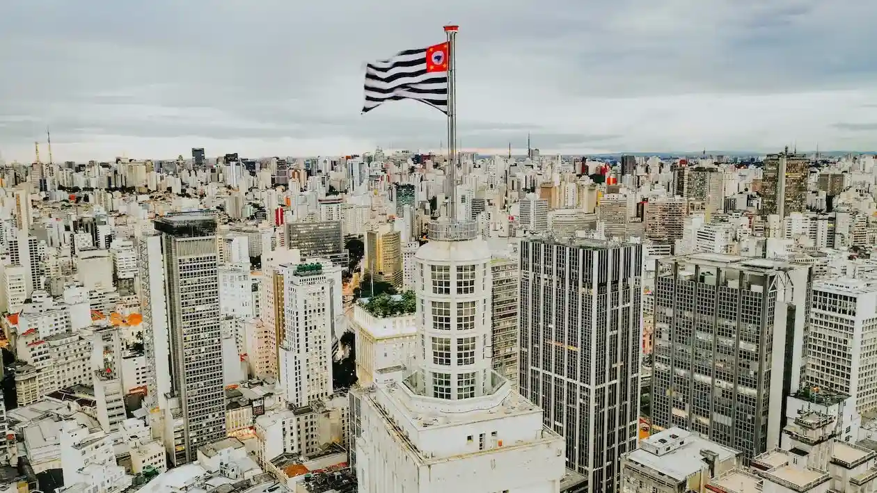 Zonas de São Paulo: imagem aérea da cidade paulistana, com prédios e a bandeira de SP