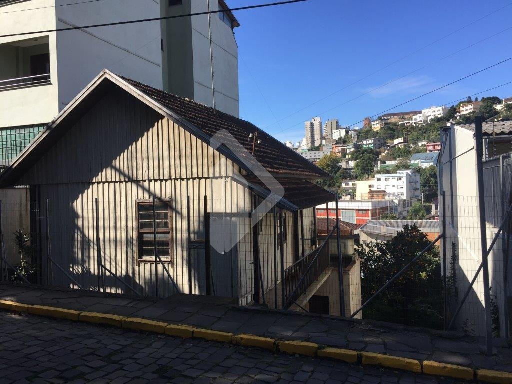 Terrenos<br />São Leopoldo<br />Caxias do Sul<br /><br />Auxiliadora Predial vende terreno de 284,40m (12,00 x 23,70), contendo uma casa antiga. Possui apelo residencial ou predial com declividade propícia para subsolo de garagem e posição solar Oeste/Leste. 0-0