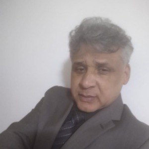 Foto do corretor Carlos Santos.
